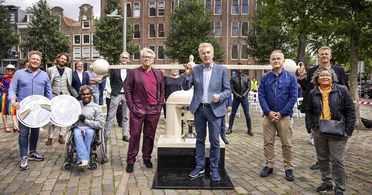 Andr Van Duin Slaat Eerste Munt Ter Ere Van Jaar Pride Amsterdam