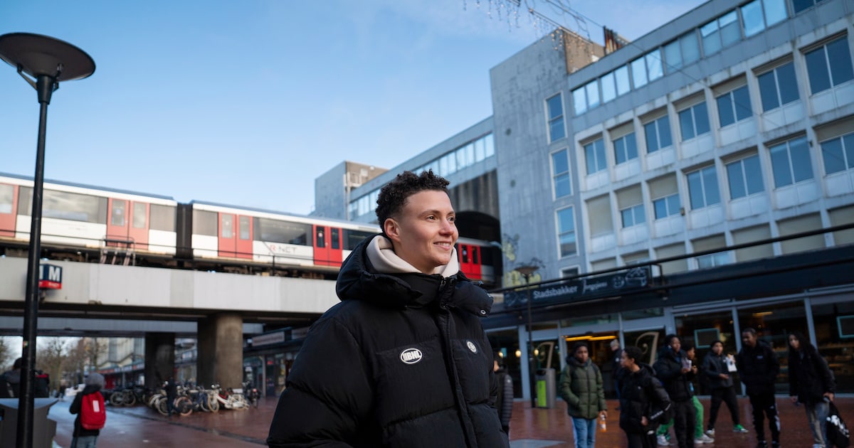 Voetbalster Kay Lee De Sanders Van Ajax Draagt Reigersbos Een Warm Hart