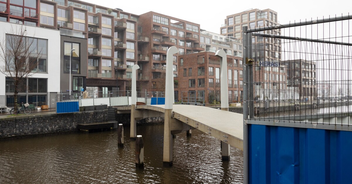 Deze brug in de Houthaven is al anderhalf jaar bíjna klaar Het Parool