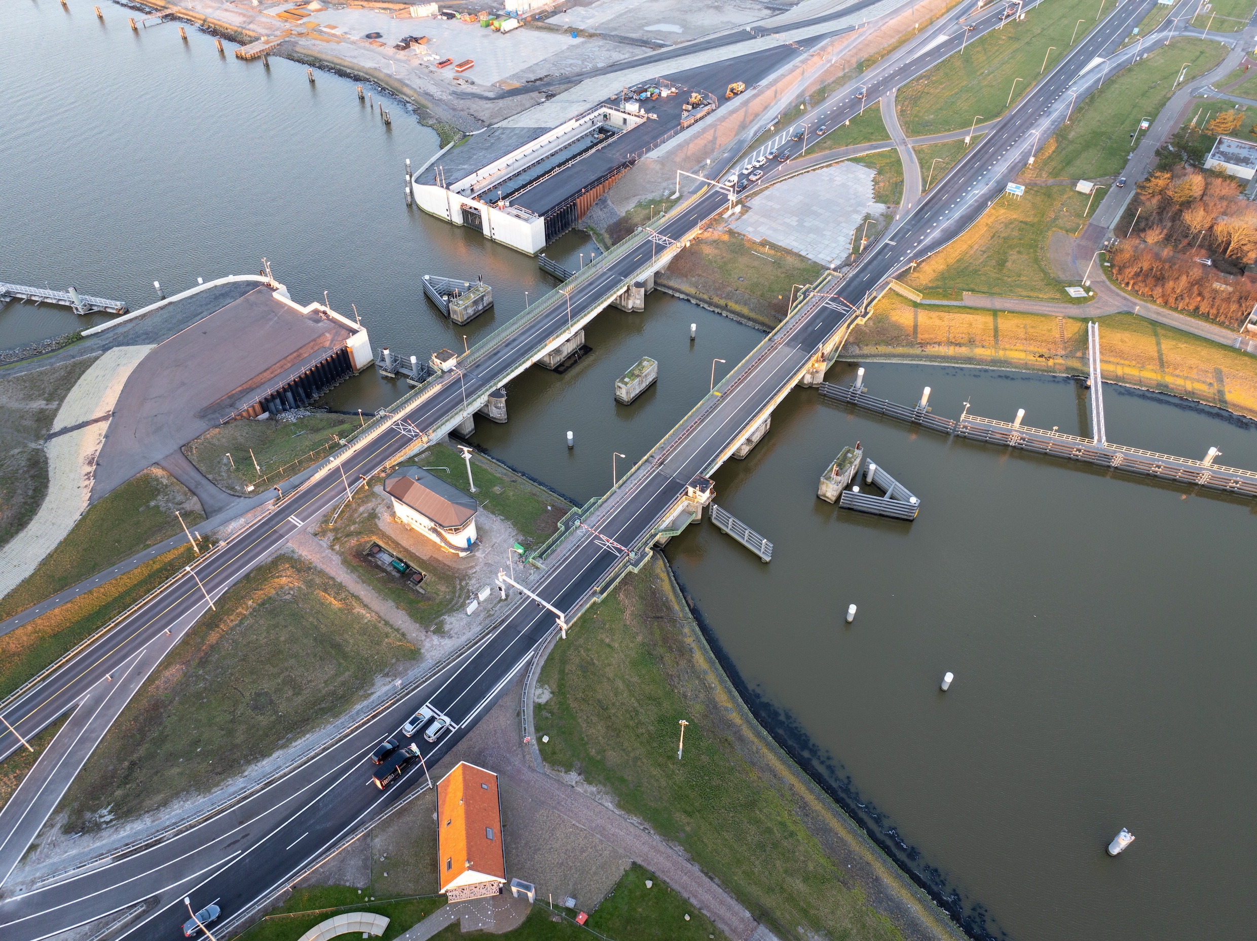 Afsluitdijk Dicht Door Ongeluk Met Vrachtwagen Man Om Het Leven