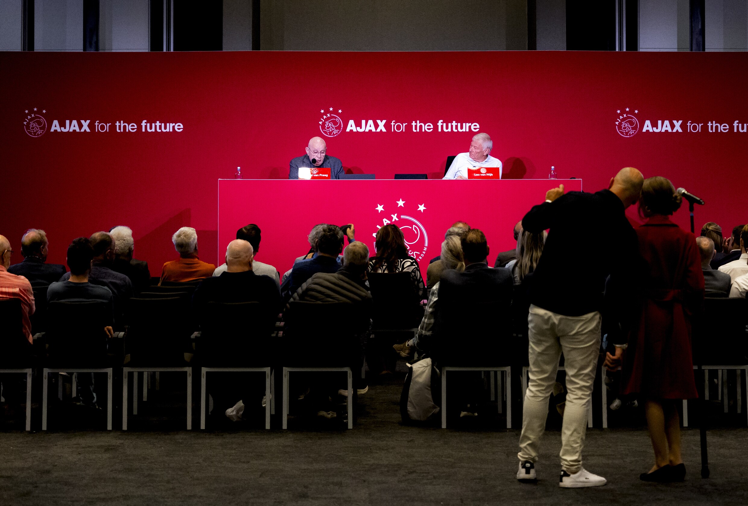 Onenigheid Binnen Ajax Over Nieuwe Commissarissen Bestuurders Zoeken