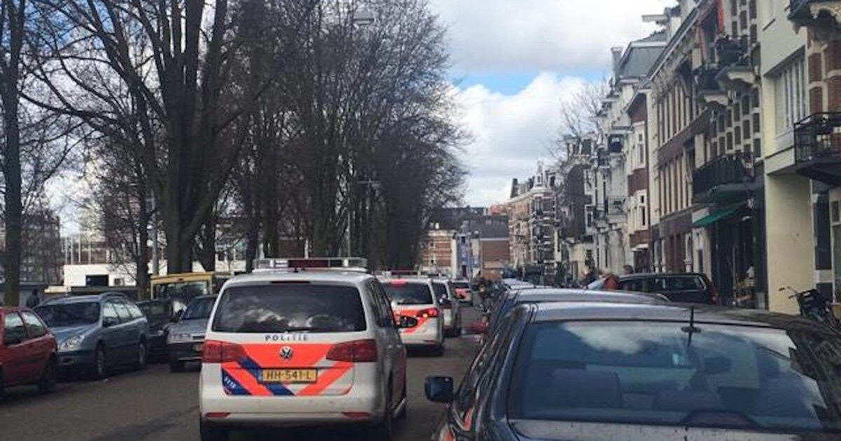 Verwarde man vernielt fietsen en auto's op Weesperzijde