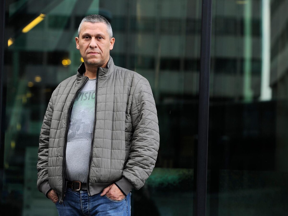 Slutty blonde ozini berdi va bir vaqtning ozida bir necha erkaklar bilan jinsiy aloqada boldi.