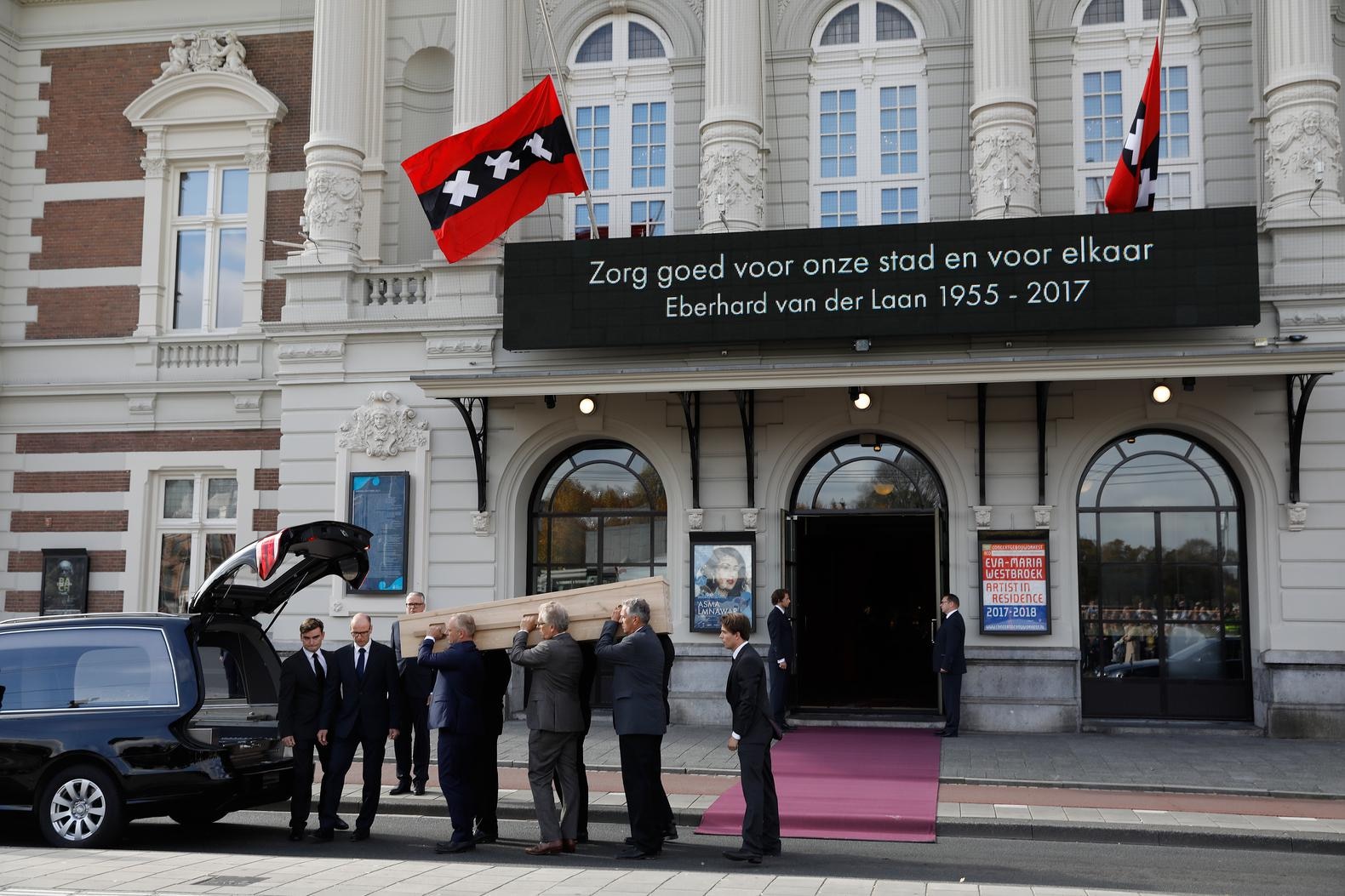 Van Der Laan Herdacht In Besloten Dienst | Het Parool