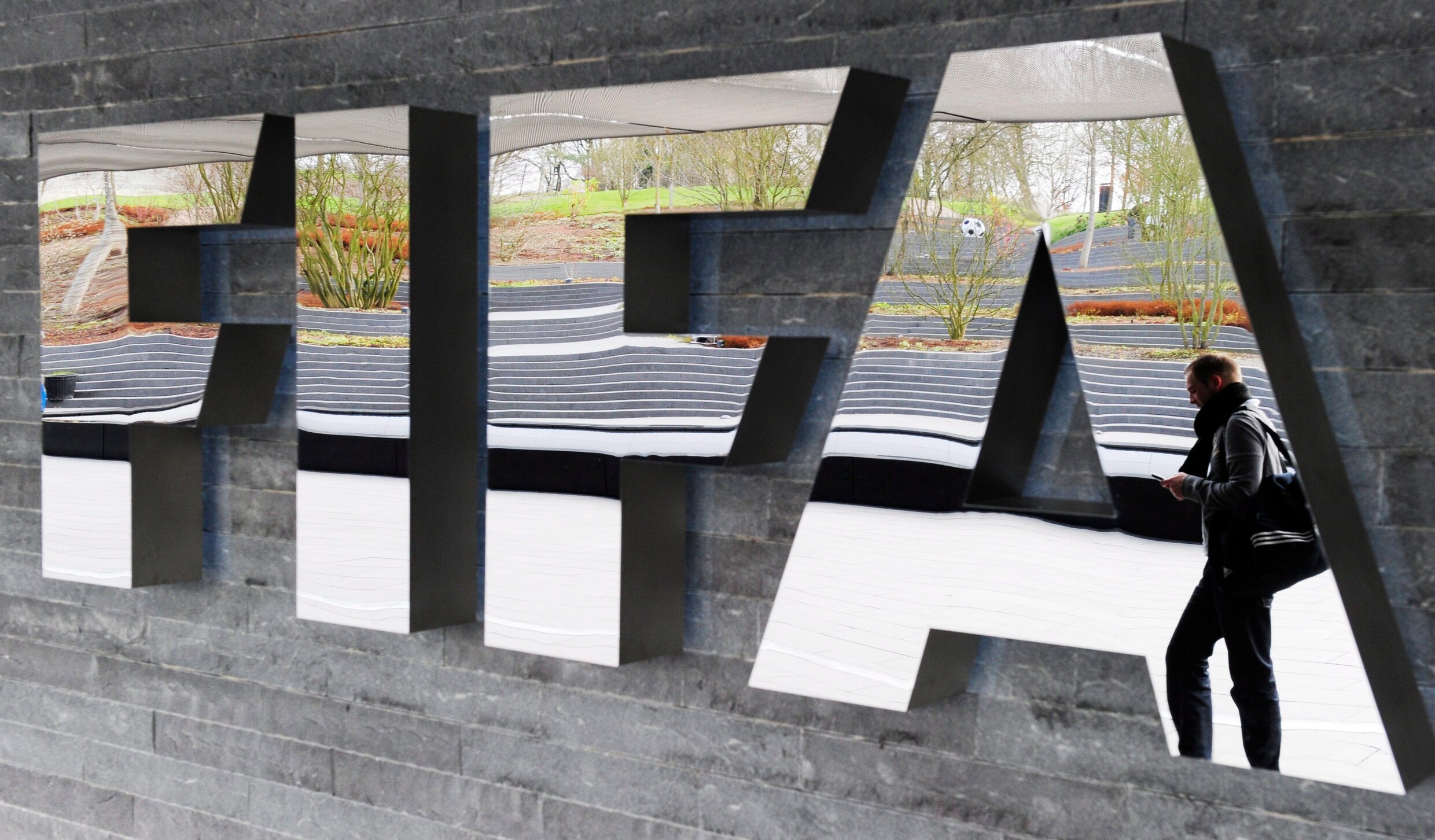 Voetbalbestuurders moeten horloges teruggeven van FIFA