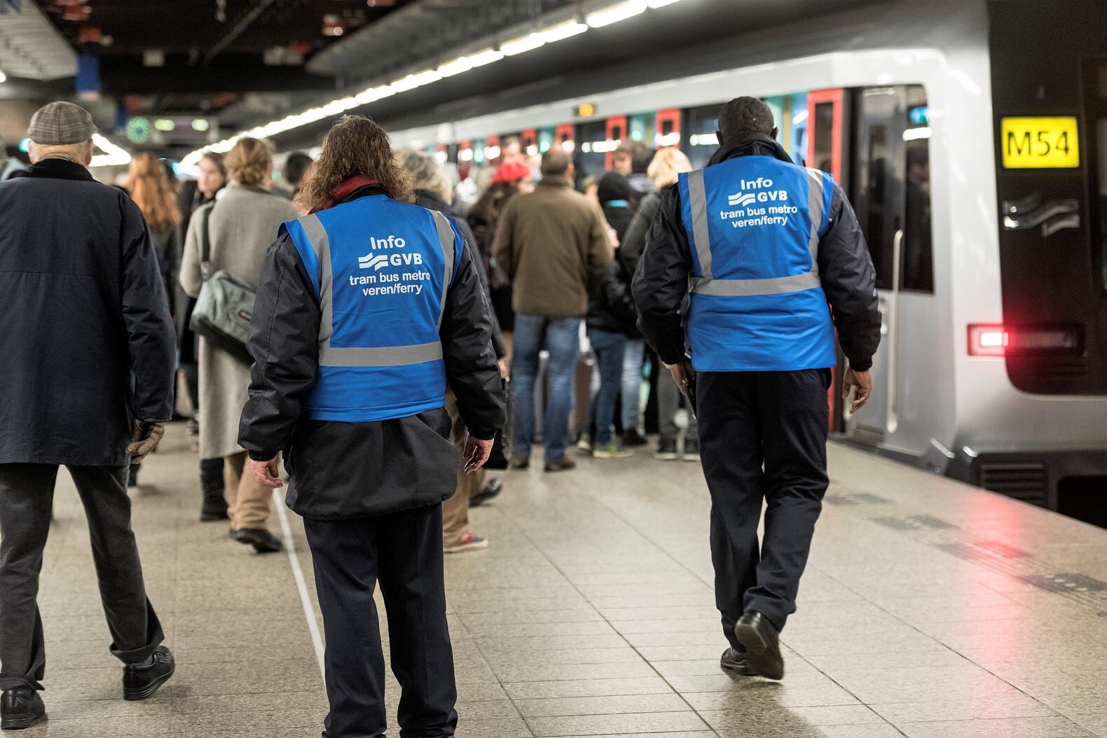 Voor het eerst: Metro 54 rijdt tijdens nieuwjaarsnacht | Het Parool
