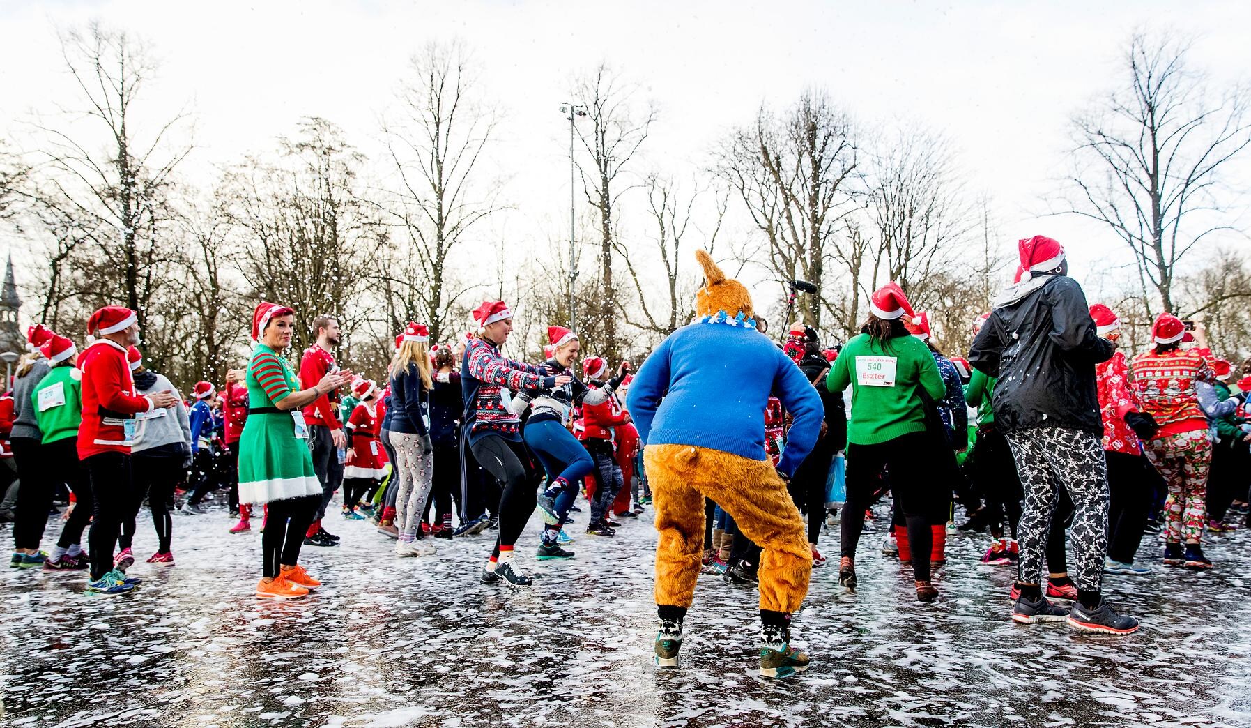 In beeld: hardlopen in foute kersttrui voor goed doel