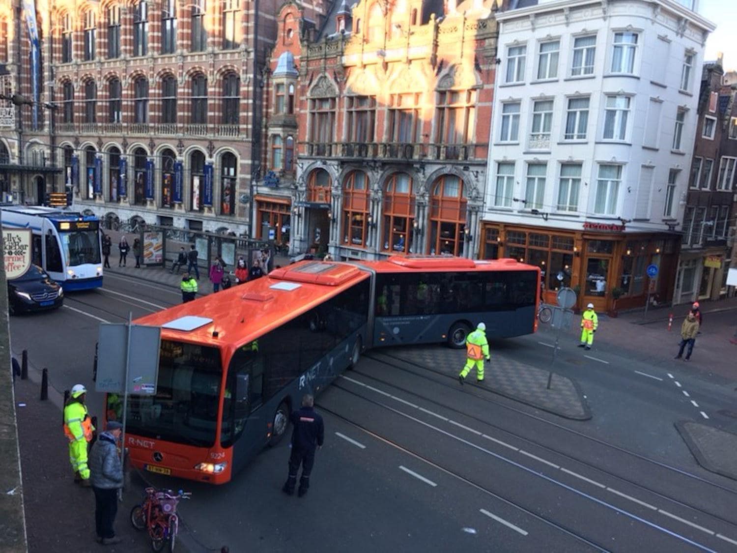 Kerende bus blokkeert Nieuwezijds Voorburgwal