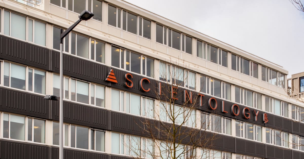 Ook in Amsterdam proberen jongeren de Scientologykerk binnen te dringen om een TikTokhit te scoren
