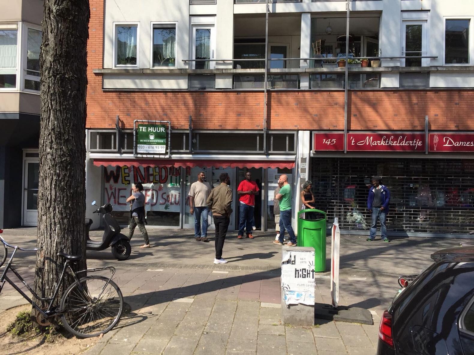 We Are Here-vrouwen kraken pand in Eerste van Swindenstraat