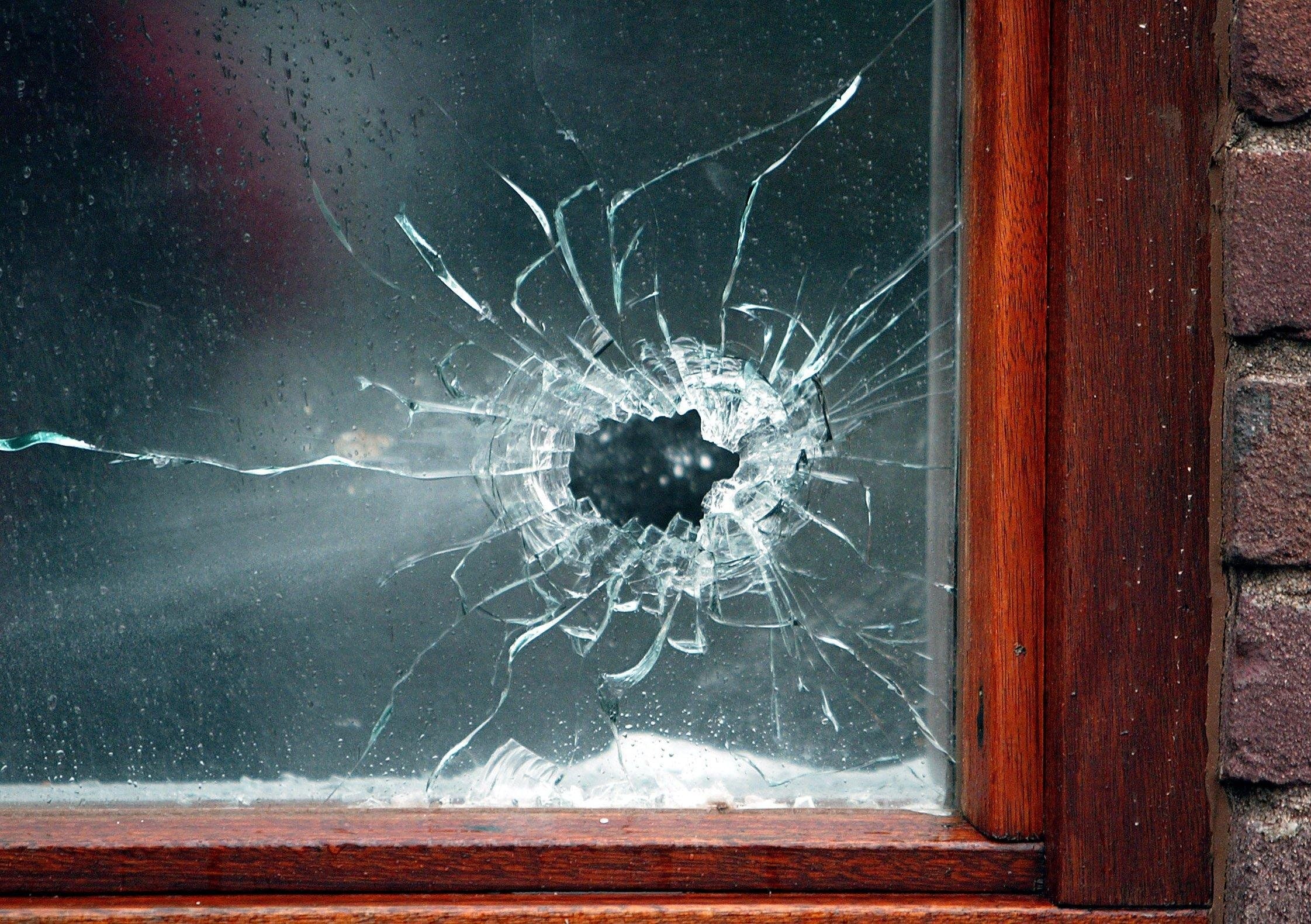 Na 20 jaar alsnog 4 jaar cel voor aanslag op Cor van Hout Het Parool