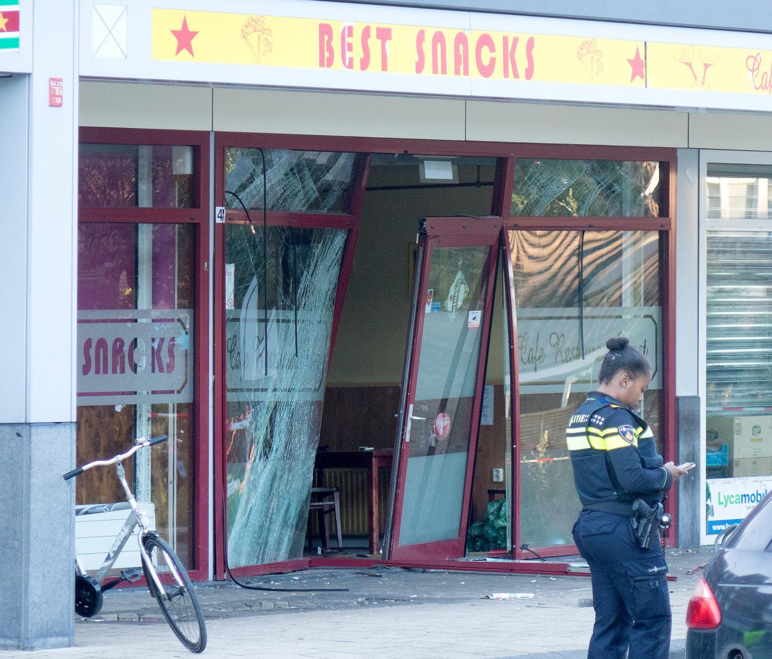 Drie gewonden nadat auto winkelgevel ramt in Diemen