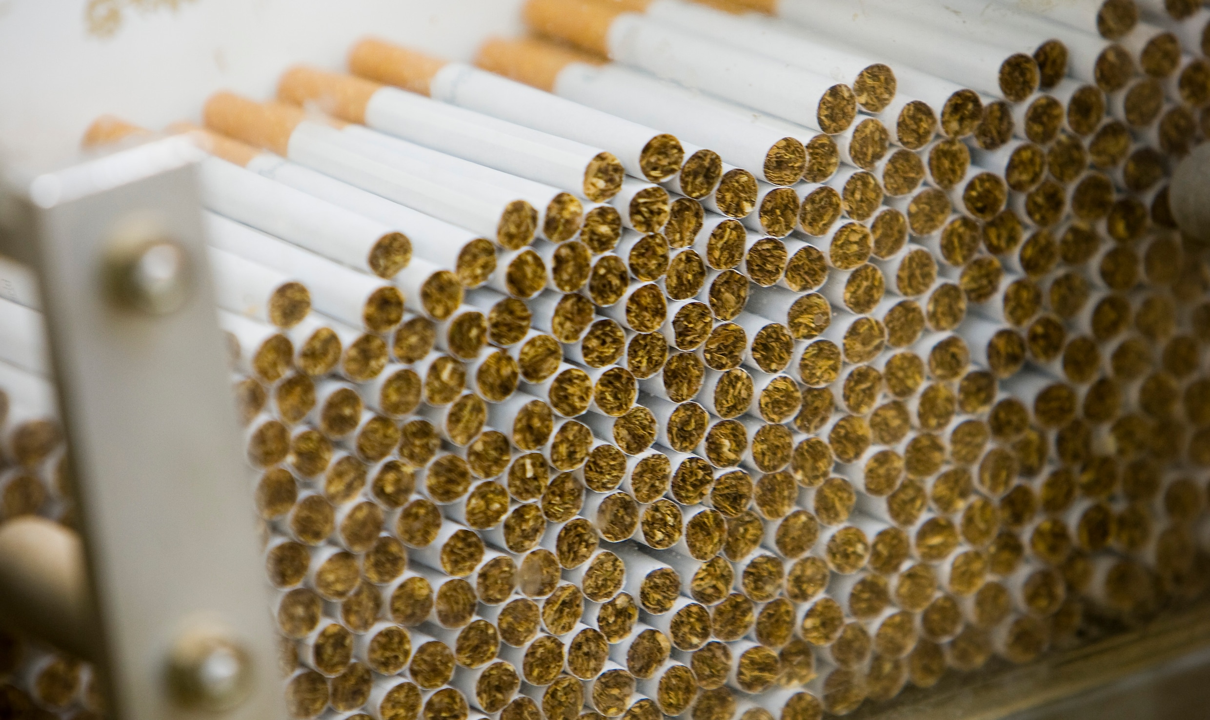Stoppen met roken? De helft van de rokers doet dat pas als pakje 60 euro kost Het Parool