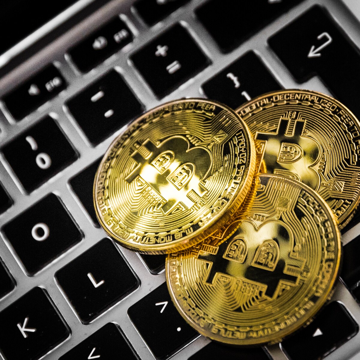 Deze podcast duikt in de opzienbarende scam die OneCoin was | Het Parool