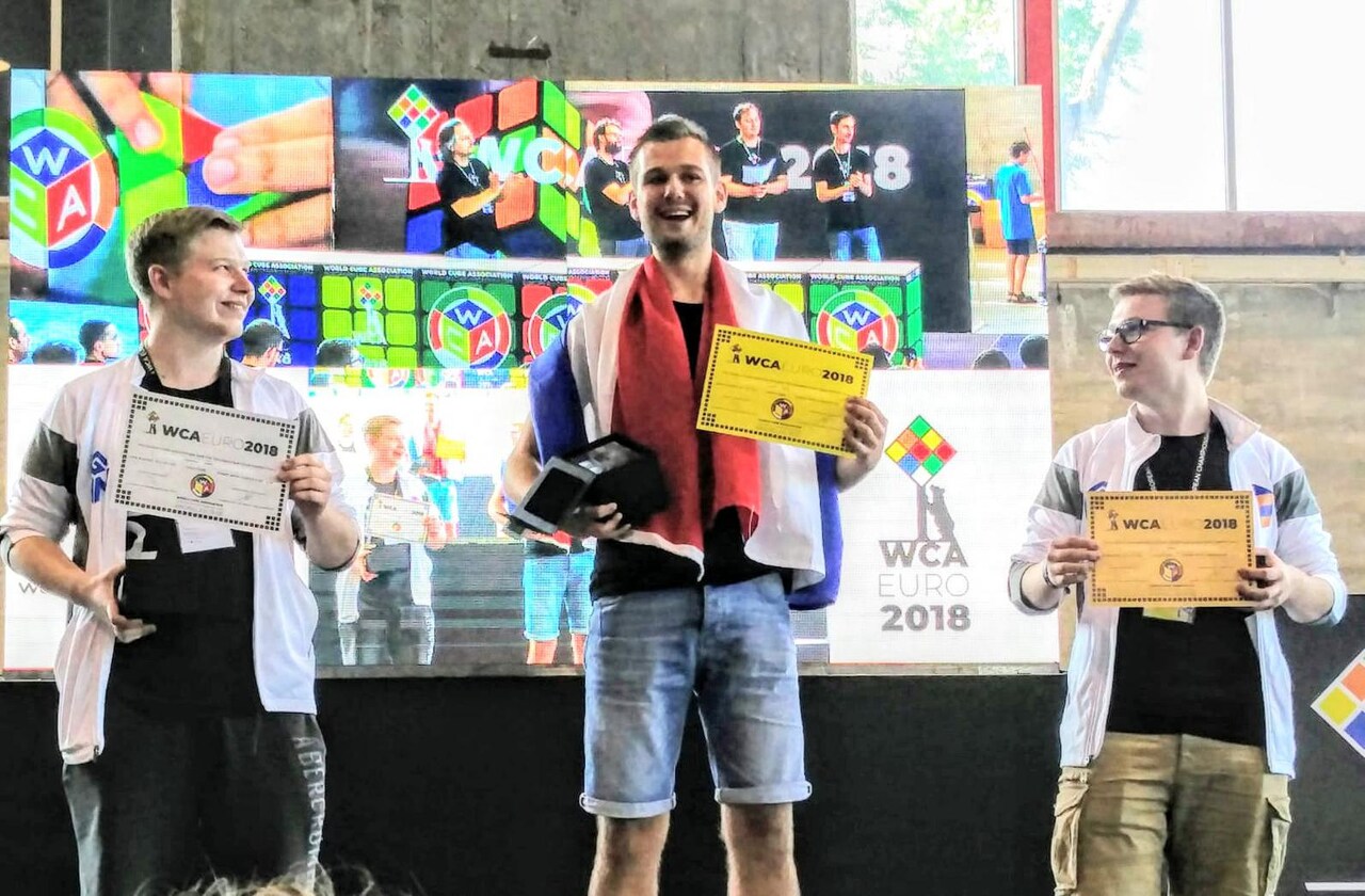 Rubik - winnaar mats valk in het midden met tweelingbroers philipp en - Colombia Rubik Store