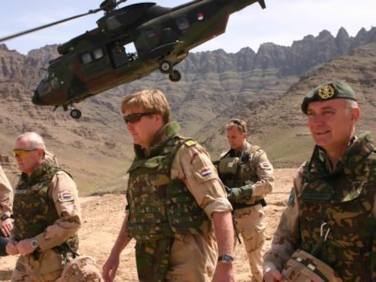 prins-willem-alexander-komt-aan-op-patrol-base-coyote-nabij