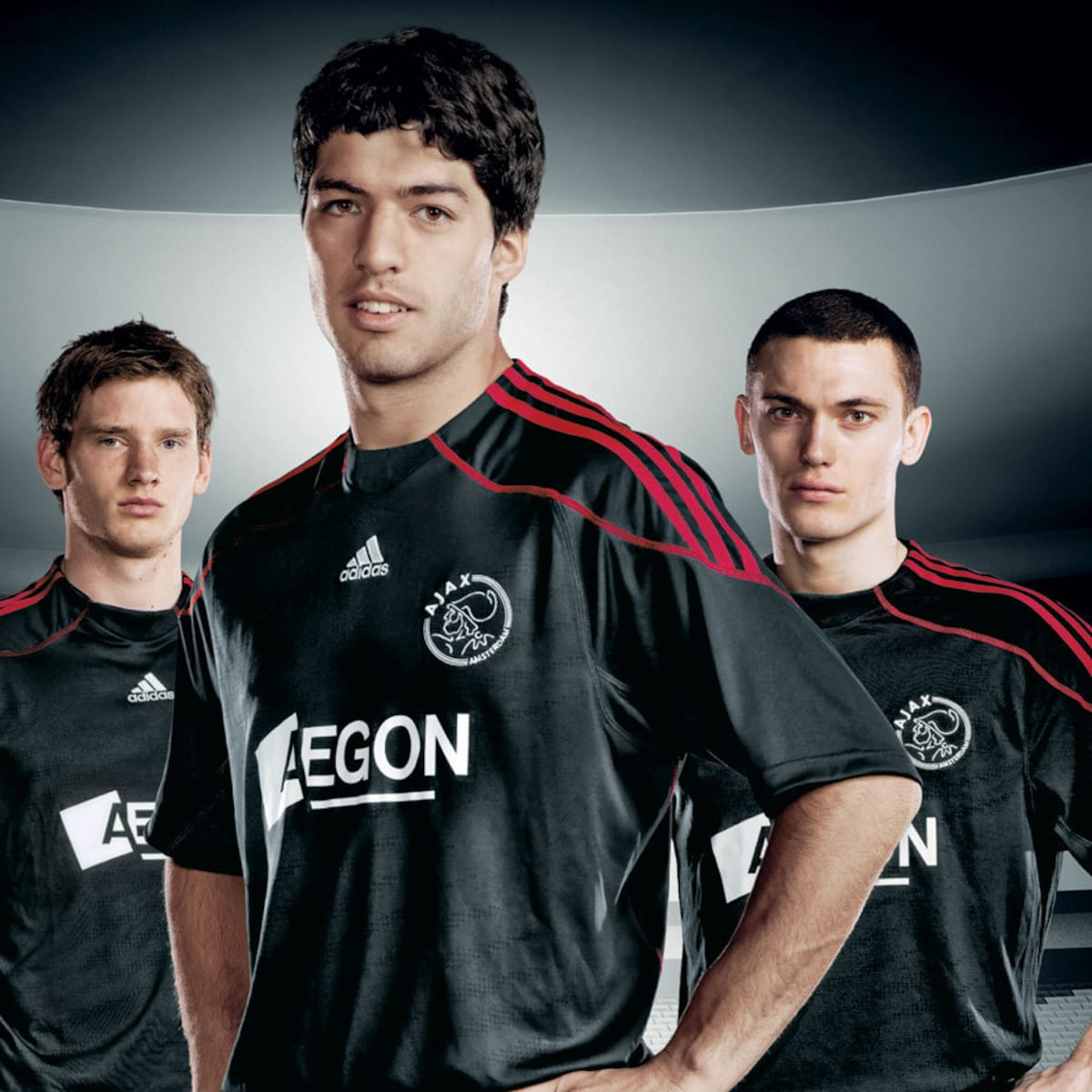 Oje het nieuwe Ajax shirt is uit Het Parool