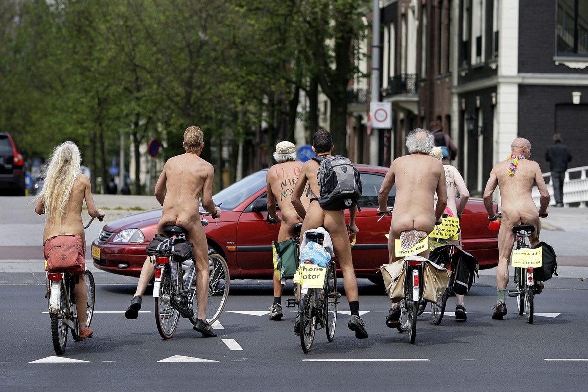 Naaktfietsende actievoerders in Amsterdam | Het Parool