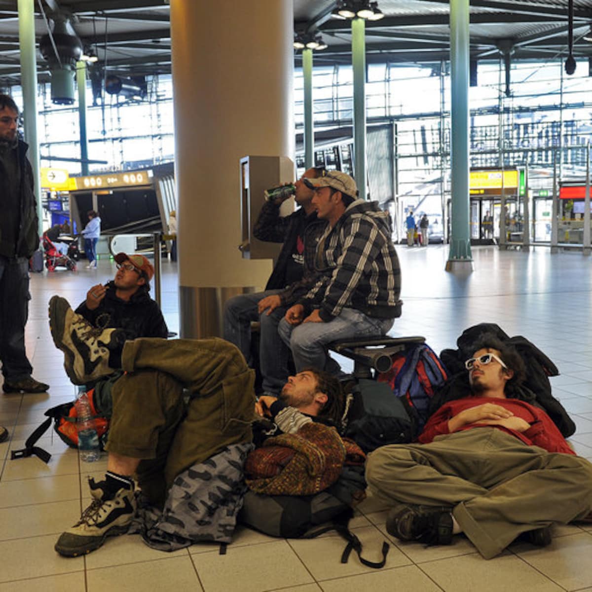 gestrande-reizigers-donderdag-op-schiphol-foto-anp