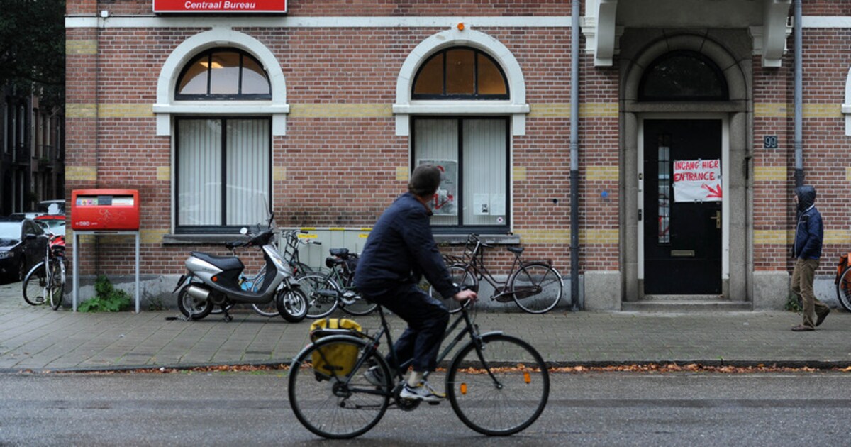 Amsterdamse krakers verlaten oud-hoofdkantoor brandweer