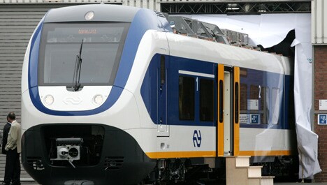 Schultz bekijkt extra wc-wagon bij Sprinter | Het Parool