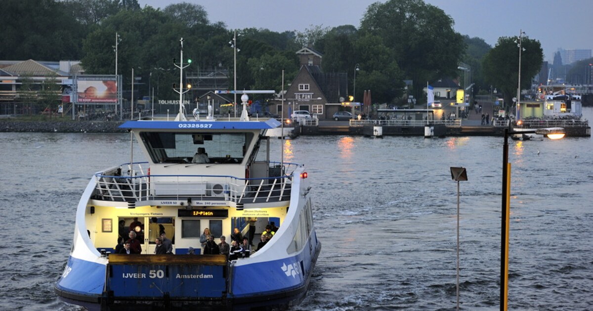 Rode en groene vakken aangebracht bij pont Buikslotermeer
