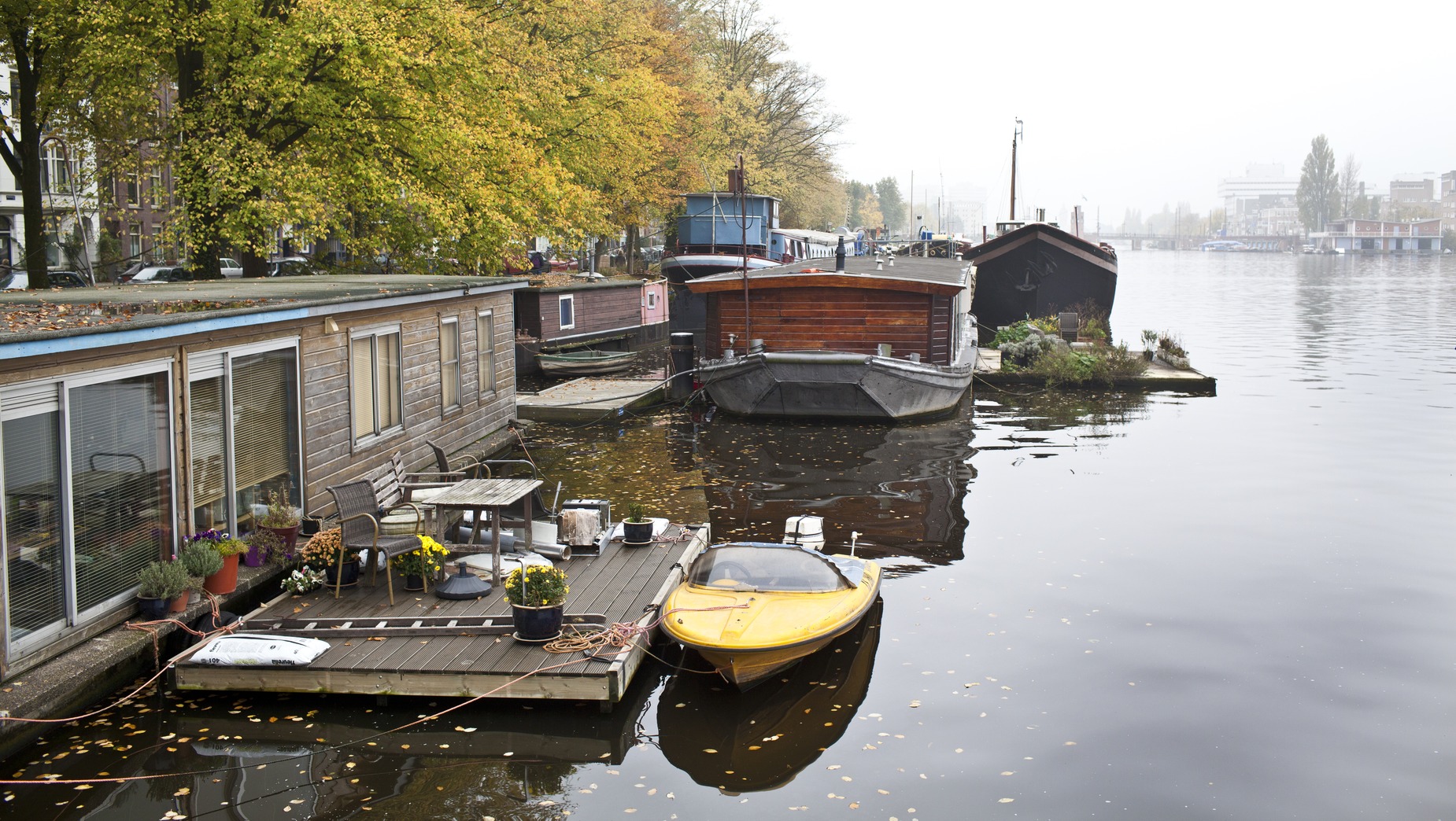 Groot deel Amsterdamse woonboten is plotseling illegaal