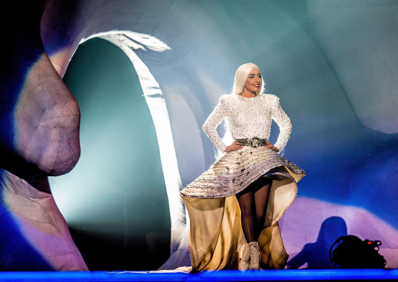 Lady Gaga kiest in inktvissenjurk vol voor de aanval (***) | Het Parool