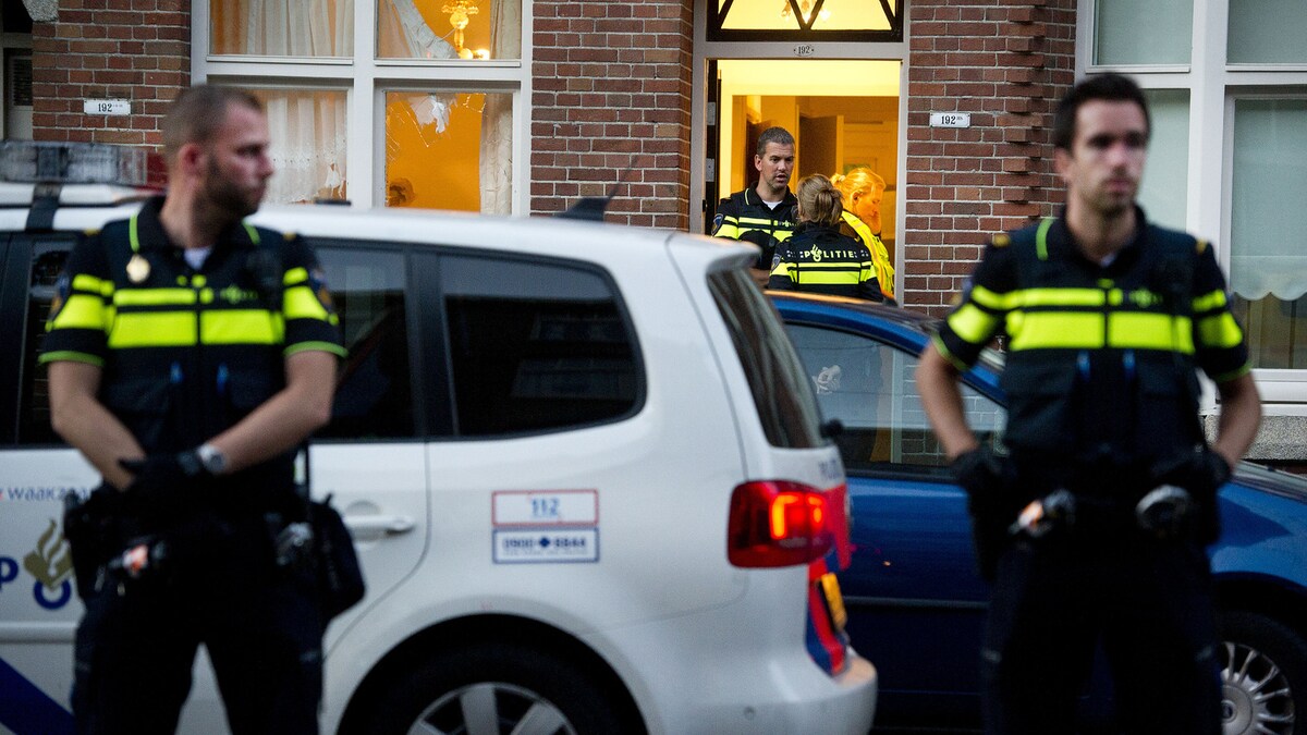 Politie maakt werk van oproerkraaiers bij inval woning Ali Benhadi | Het Parool