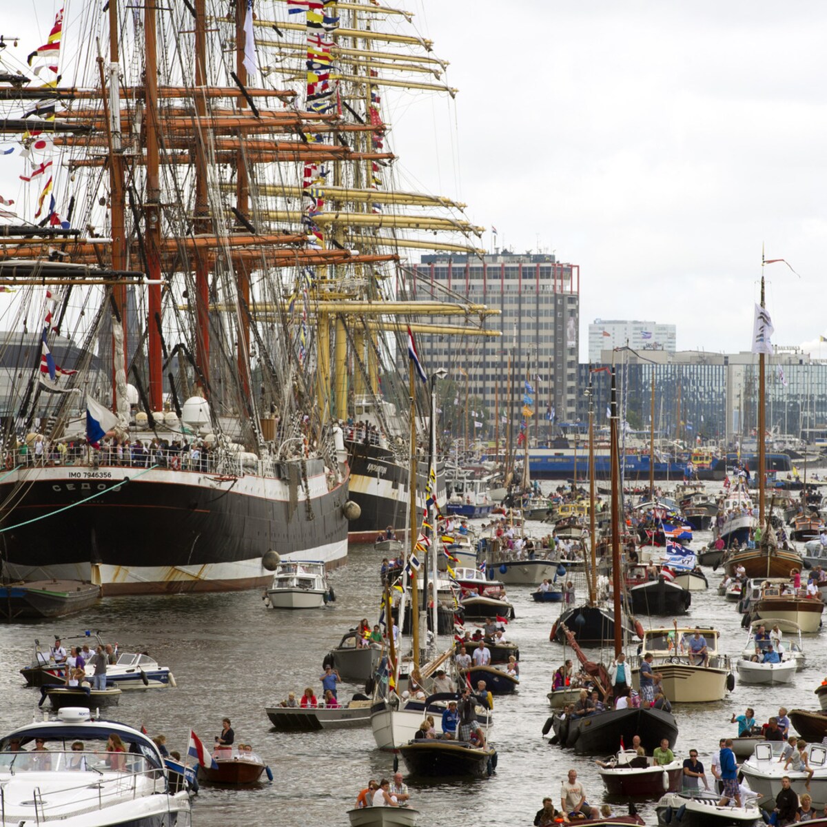 Voorproefje Sail trekt tienduizenden mensen naar IJmuiden | Het Parool
