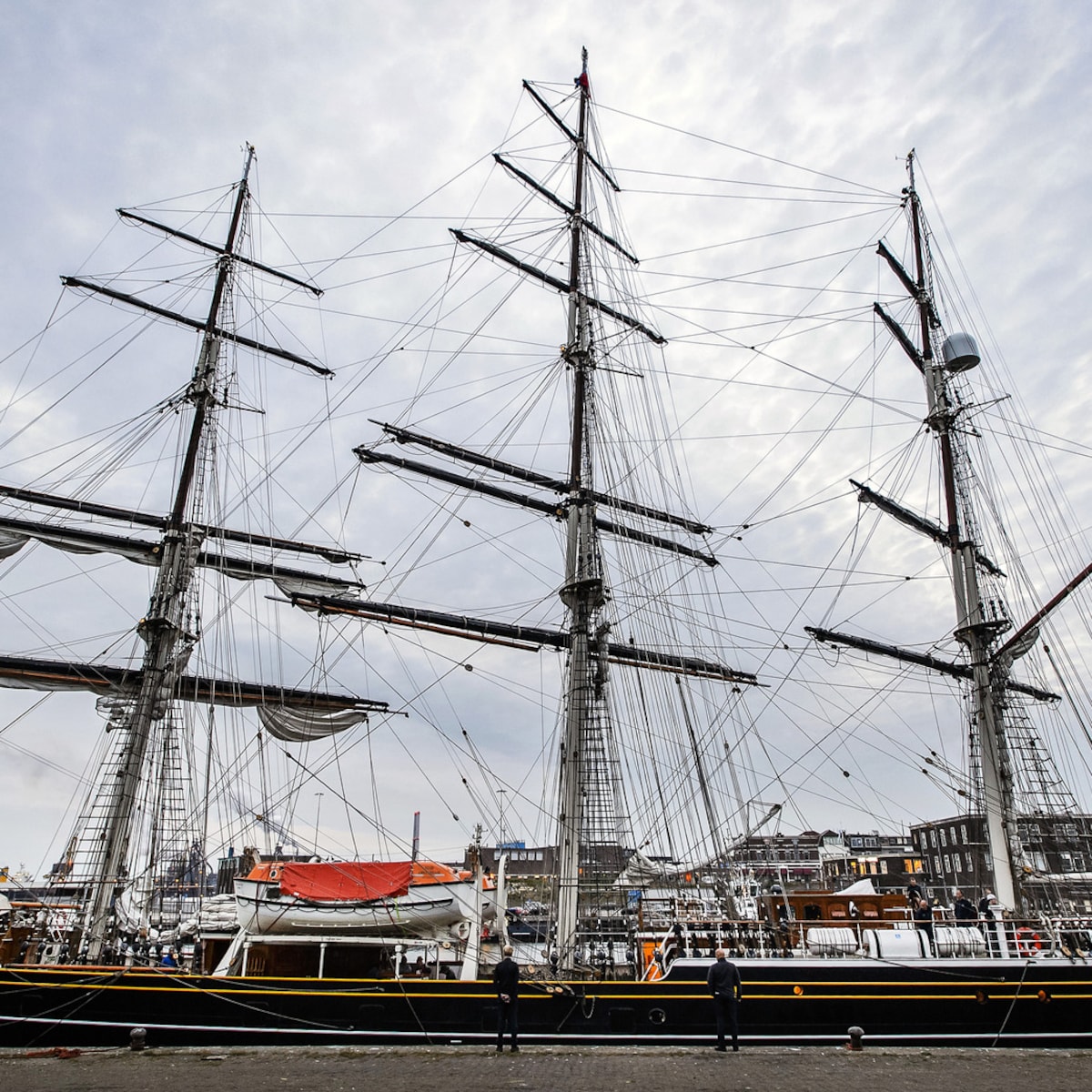 Voorproefje Sail trekt tienduizenden mensen naar IJmuiden | Het Parool