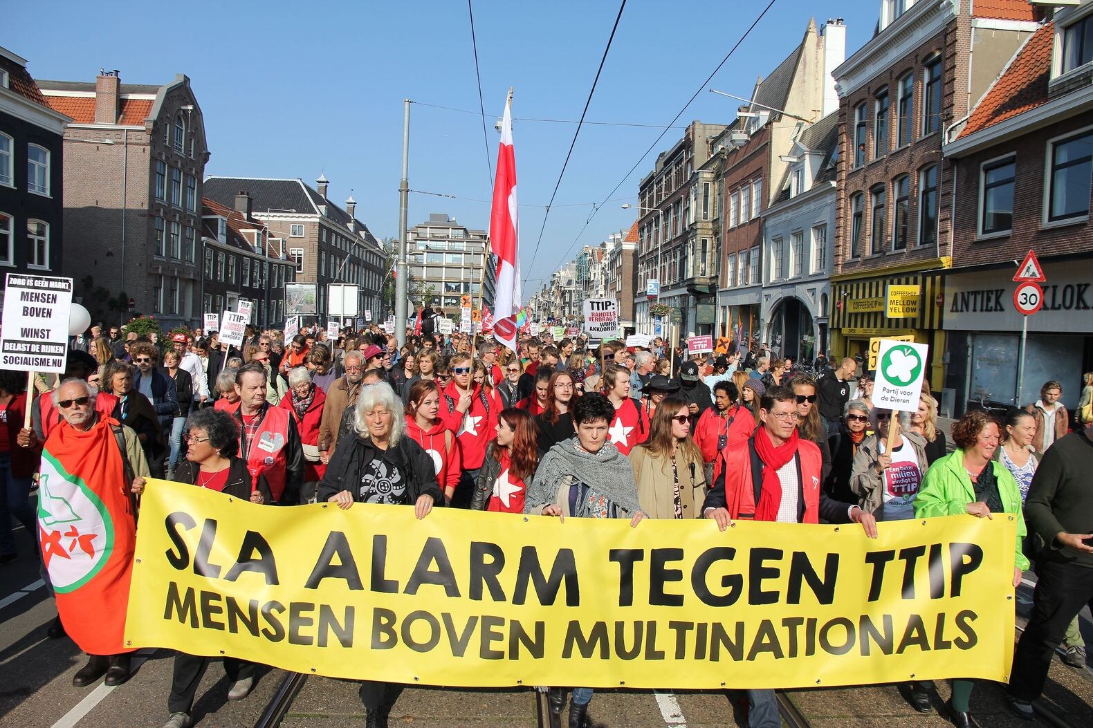 Duizenden mensen demonstreren tegen TTIP in Amsterdam