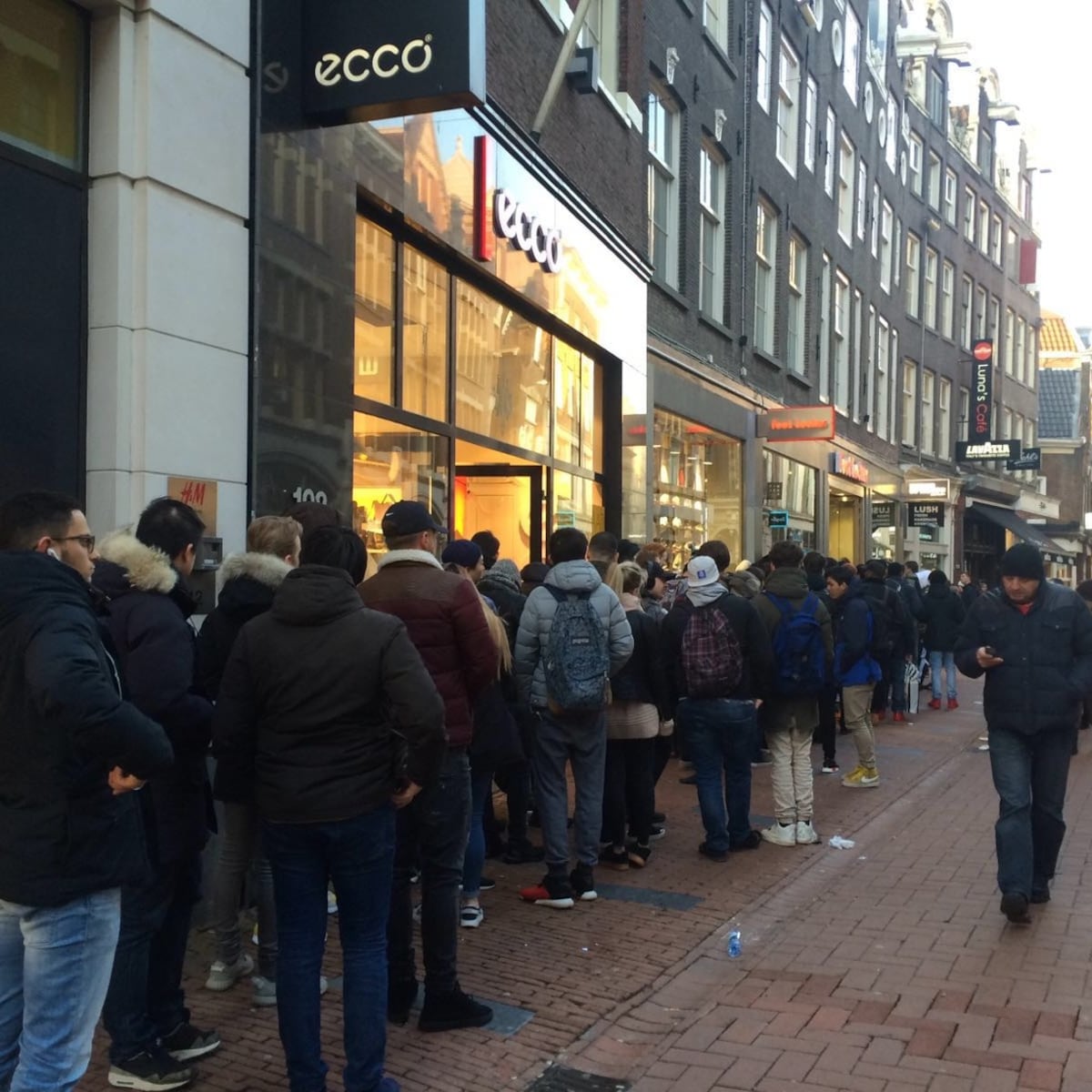 Lange rij in Kalverstraat voor exclusieve sneakers Kanye West Het Parool