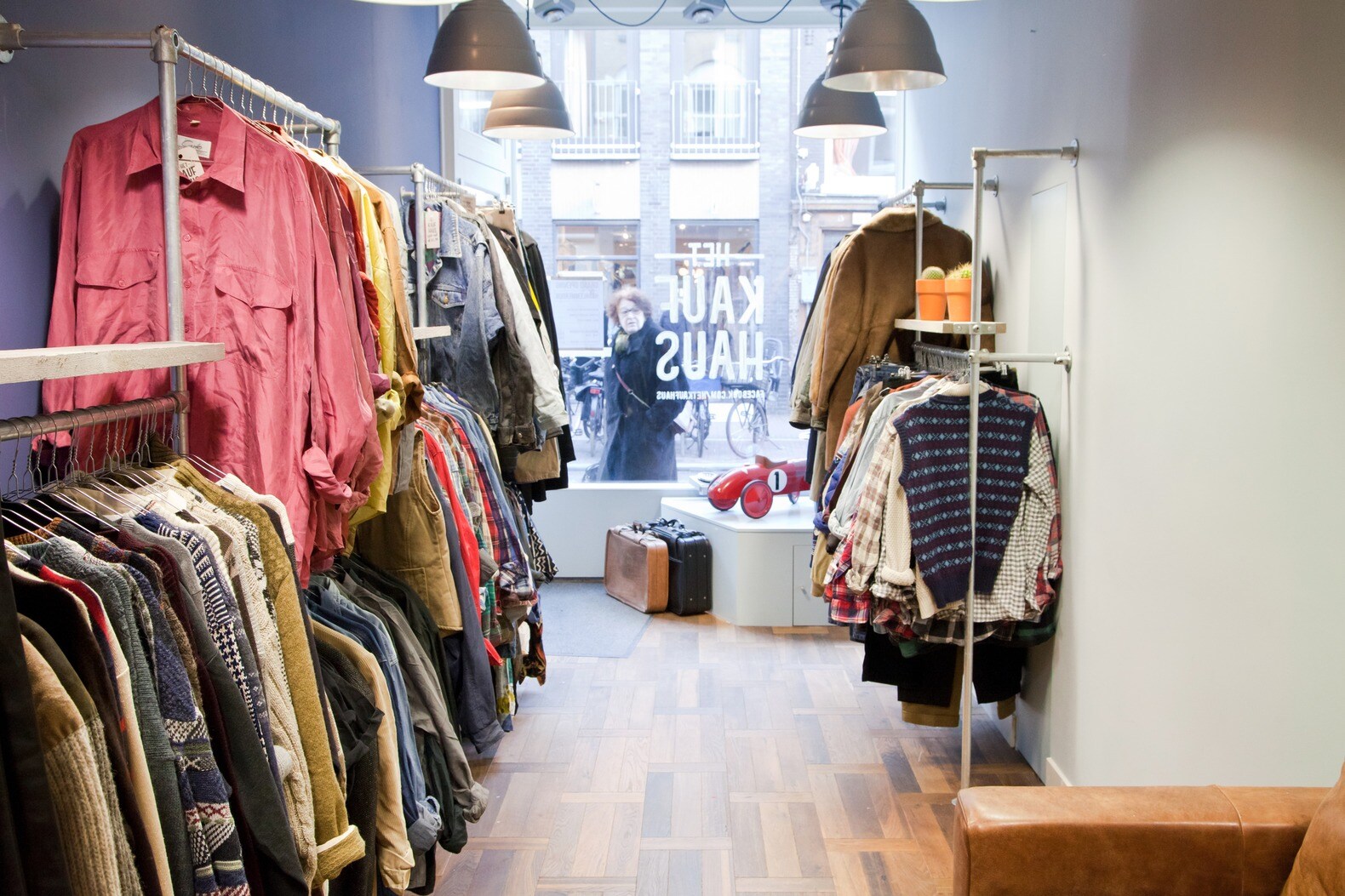 Vintage kleding shoppen voor het goede doel bij Het Kaufhaus Het Parool