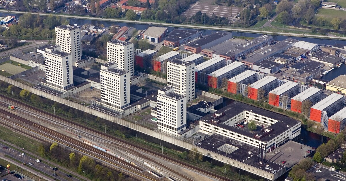 Gemengde reacties op komst nieuwe azc's in Amsterdam | Het Parool