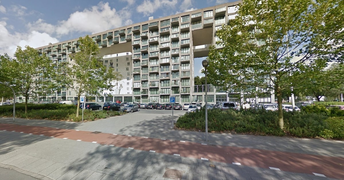 Man overlijdt na val van balkon Geuzenveld