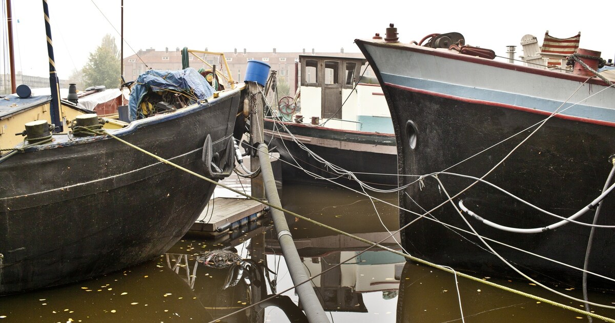 'Verplaats woonboten Amstel om beter zicht op water te krijgen'
