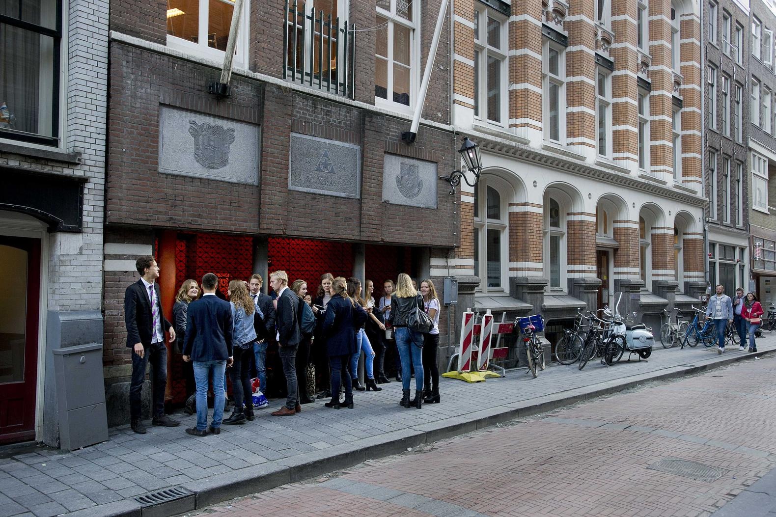 Amsterdamse corps weer de fout in: ‘Vrouwen niks meer dan hoeren’ | Het ...