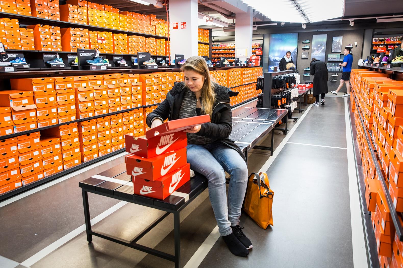 Outletketens verspreiden zich als omgekeerde olievlek over de stad Het Parool