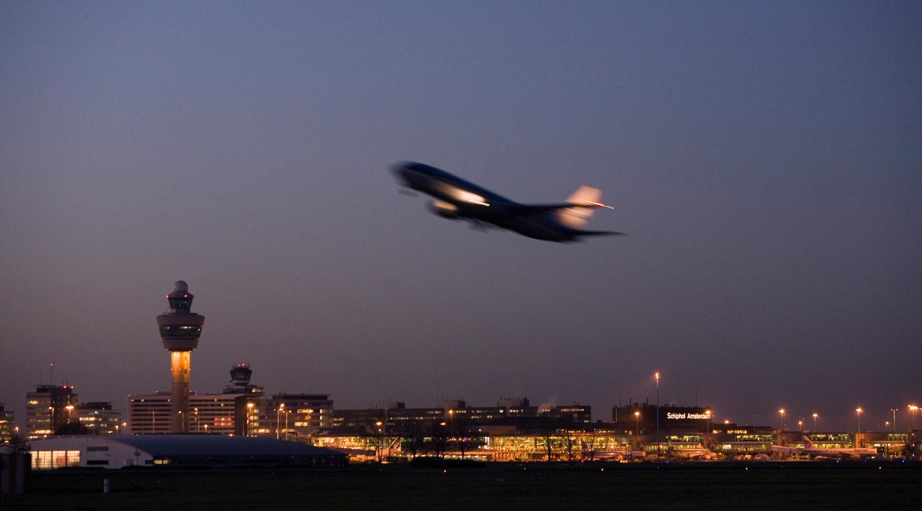 KLM-toestel veilig terug op Schiphol na mankement
