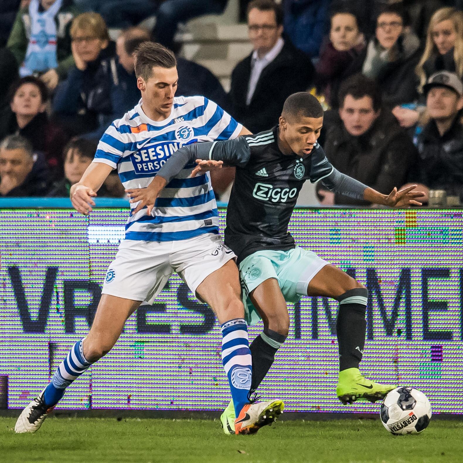 Jong Ajax met Neres verliest van De Graafschap | Het Parool 