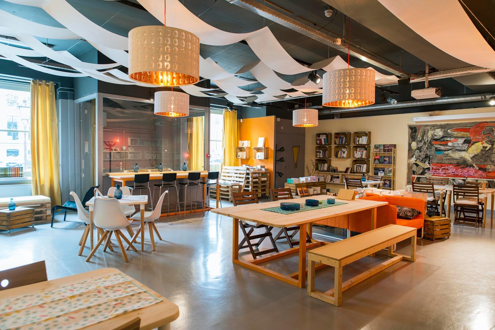 Pages Bookstore Café Het Parool