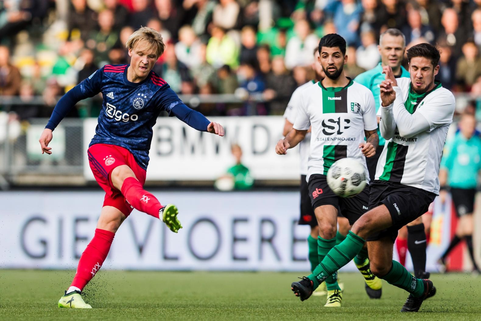 Dolberg helpt Ajax met hattrick aan bekerzege op Scheveningen