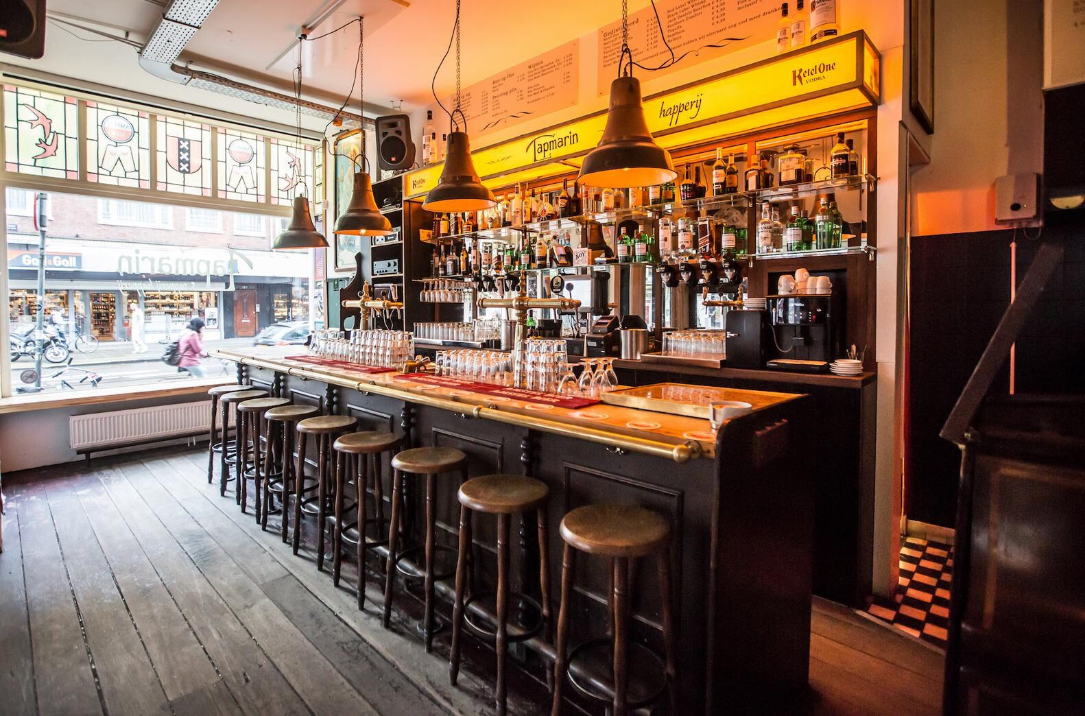 Café Tapmarin viert feest met Dries Roelvink Het Parool