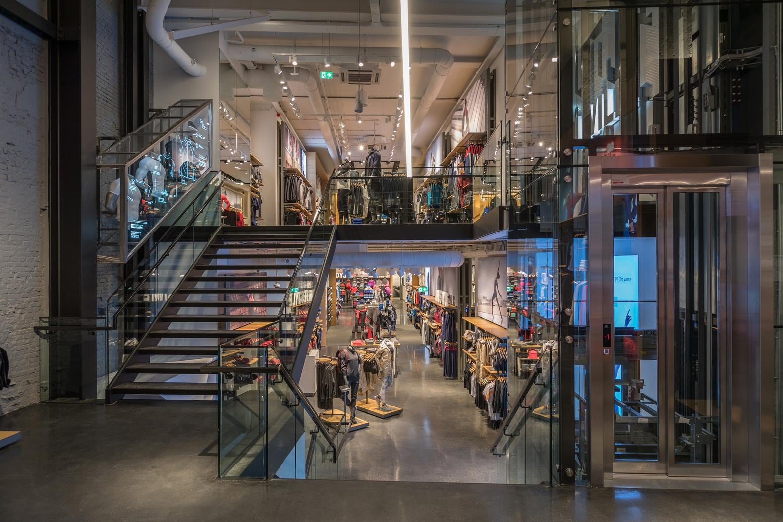 Bokser Anthony Joshua opent sportwinkel Under Armour Het Parool
