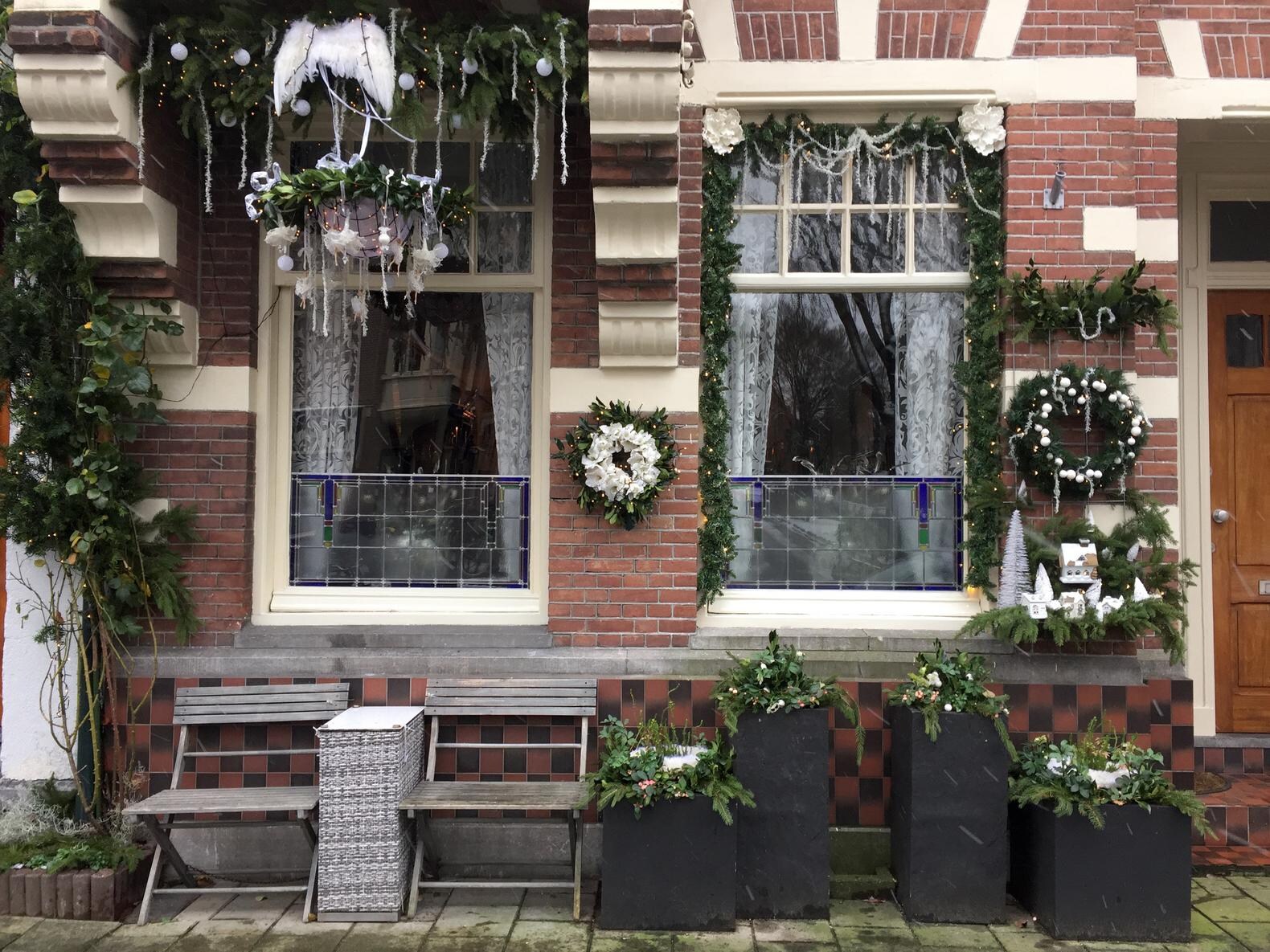 15 versierde kerstvensterbanken in Amsterdam