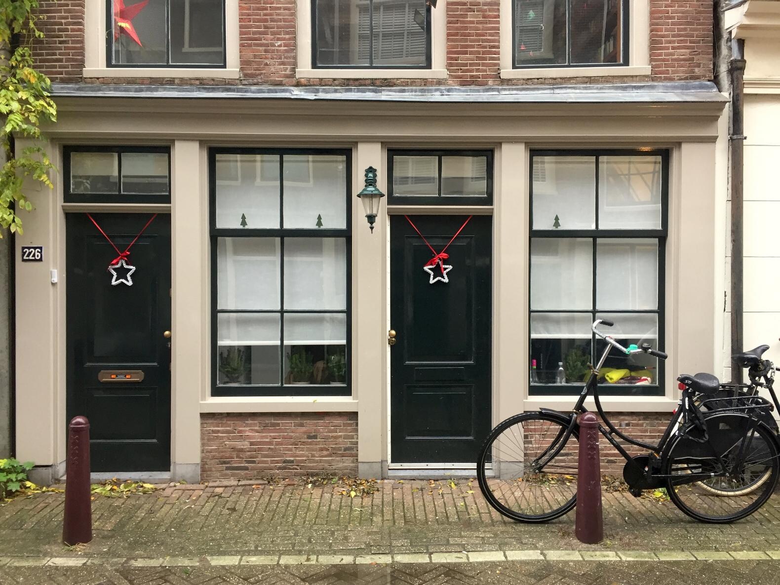 15 versierde kerstvensterbanken in Amsterdam
