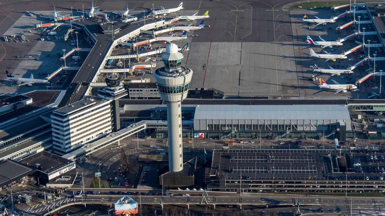 Twee mannen uit vliegtuig gezet tijdens tussenlanding op Schiphol