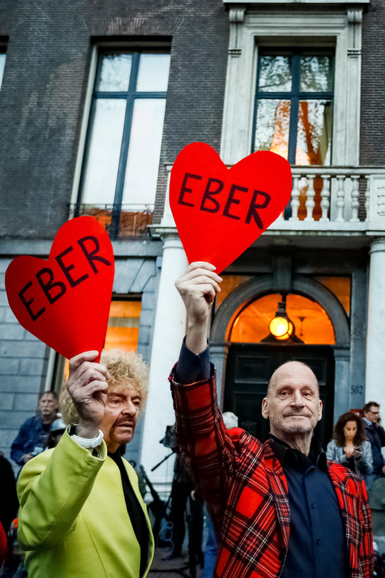 Amsterdammers bijeen voor applaus ambtswoning