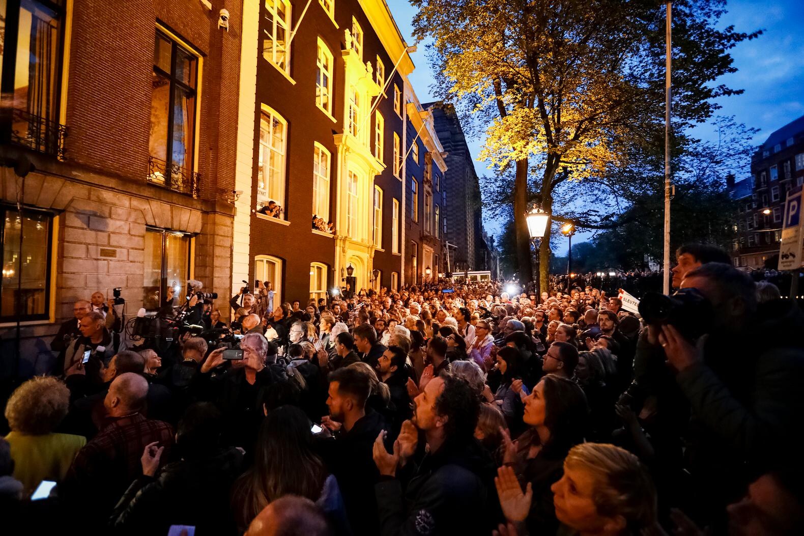 Amsterdammers bijeen voor applaus ambtswoning